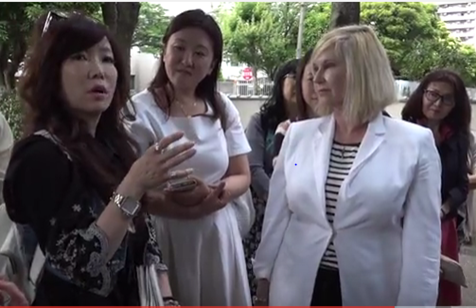 Kelly Hampton and students discussing Japan's Tree of Knowledge