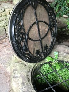 Kelly Hampton Glastonbury energy healing retreat visits the Chalice Well